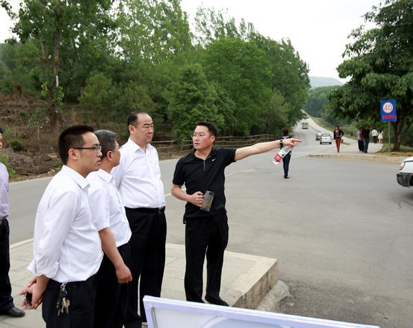 节前旅游集团公司董事长吴晏明检查车疏导准备工作 (1)