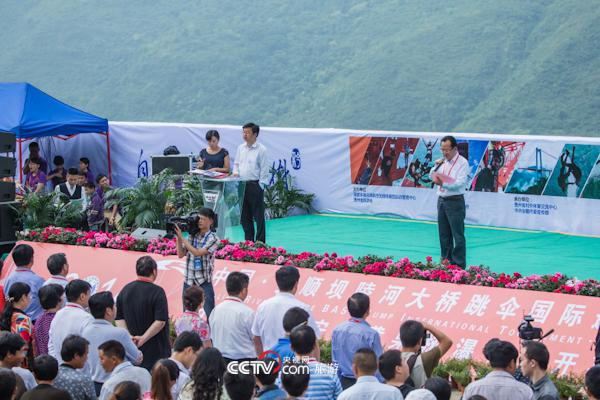2014年中国安顺坝陵河大桥跳伞国际邀请赛暨黄果树瀑布节开幕式现场 / 央视网 颜国良摄