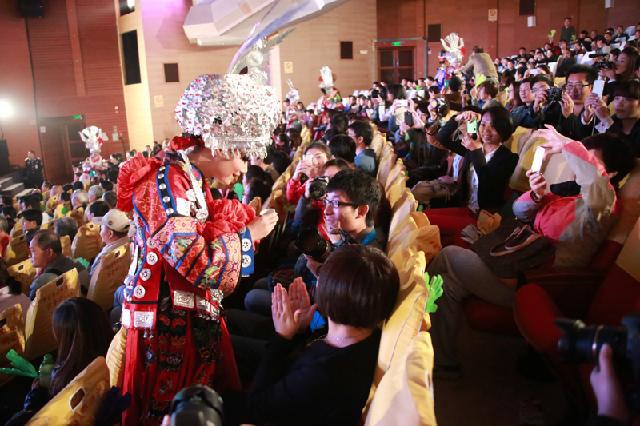 媒体观看多彩贵州表演