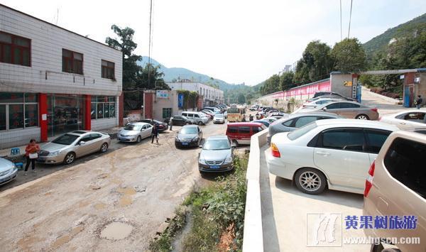 黄果树景区外围公路有序停放的游客车辆 黄果树景区外围公路有序停放的游客车辆