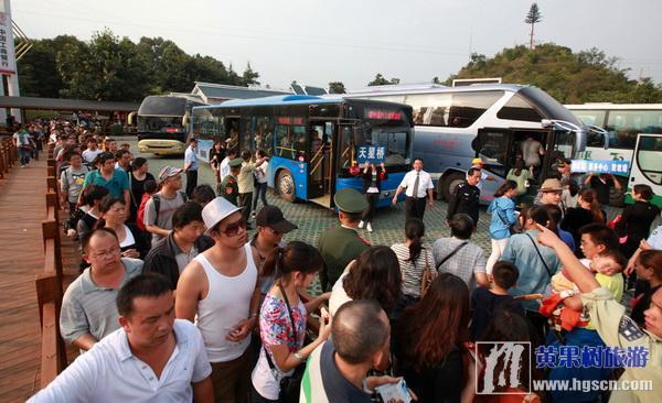 全区职工坚守岗位,合理安排游客游人线路 全区职工坚守岗位,合理安排游客游人线路