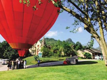 热气球空中观瀑