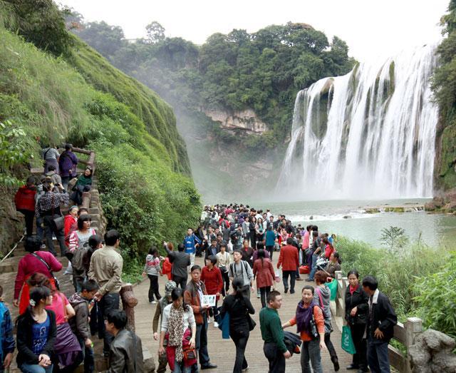黄果树大瀑布下游人如织