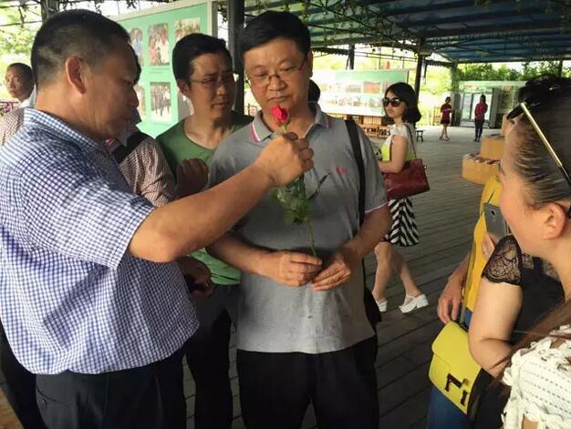 4月21日下午,安顺市委副书记胡吉宏带队,前往中国最美乡村三亚吉阳区中廖村、<a href='/jingdian/79.html' style='color:#fd7e14;' target='_blank' title=亚龙湾>亚龙湾</a>玫瑰谷考察学习