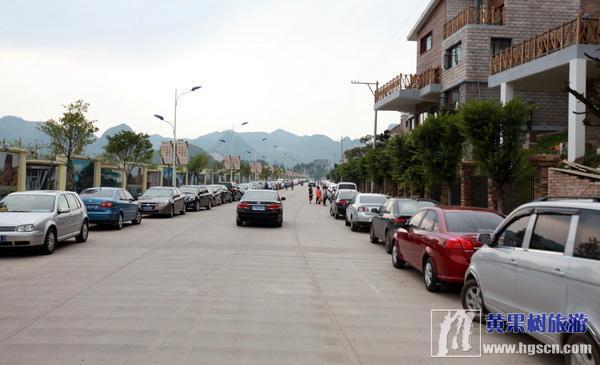黄果树景区外围公路有序停放的游客车辆 黄果树景区外围公路有序停放的游客车辆