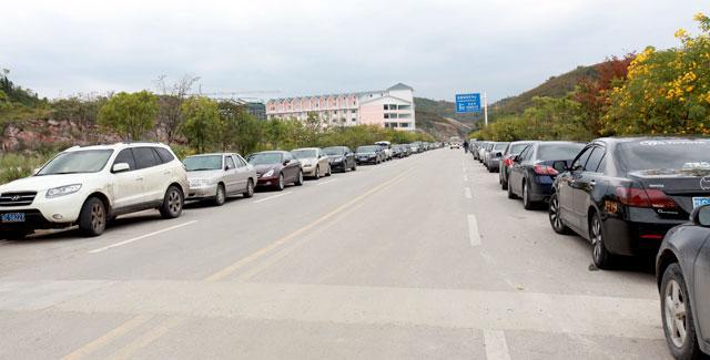 景区公路沿线游客车辆有序停放 (3)