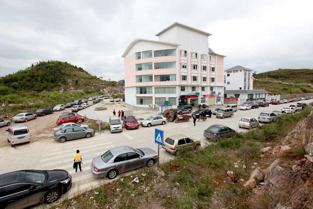 景区公路沿线游客车辆有序停放 (5)