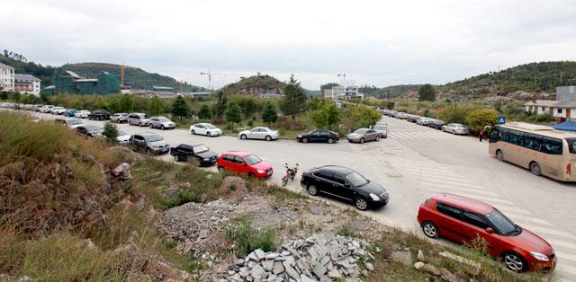 景区公路沿线游客车辆有序停放 (4)