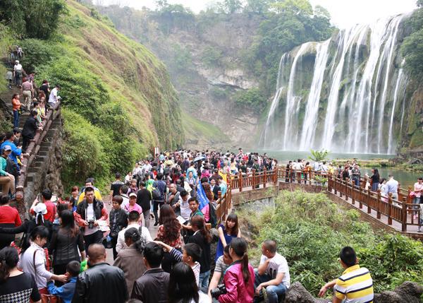 大瀑布下有人如织