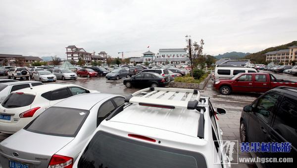 车辆停放有序的新城票务中心停车场 车辆停放有序的新城票务中心停车场