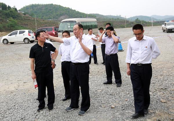 节前旅游集团公司董事长吴晏明检查车疏导准备工作