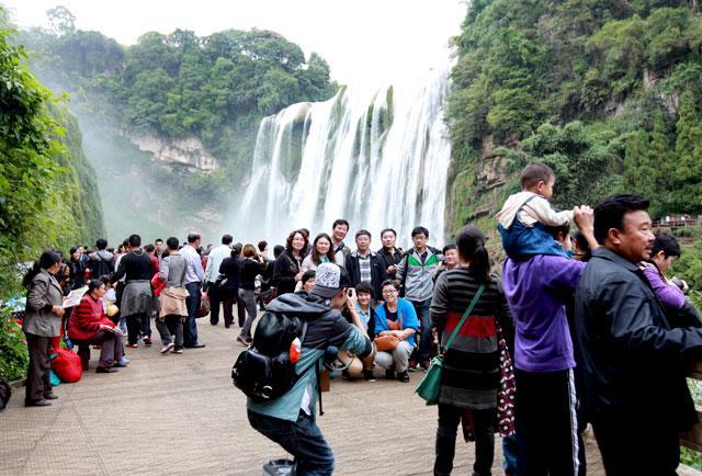 黄果树大瀑布下游人如织 (1)