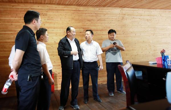 节前旅游集团公司董事长吴晏明检查陡坡塘新建票务大厅功能完善情况