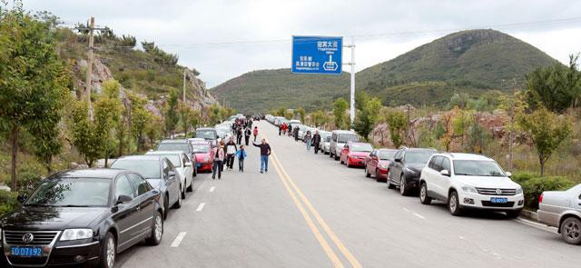景区公路沿线游客车辆有序停放