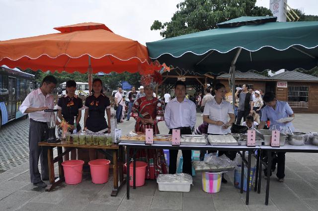 屯堡酒店在大瀑布景区外进行特色小吃展销