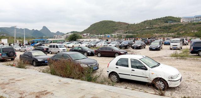 景区公路沿线游客车辆有序停放 (6)