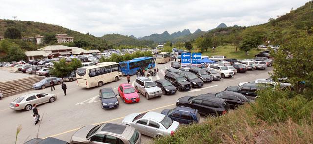 景区公路沿线游客车辆有序停放 (2)