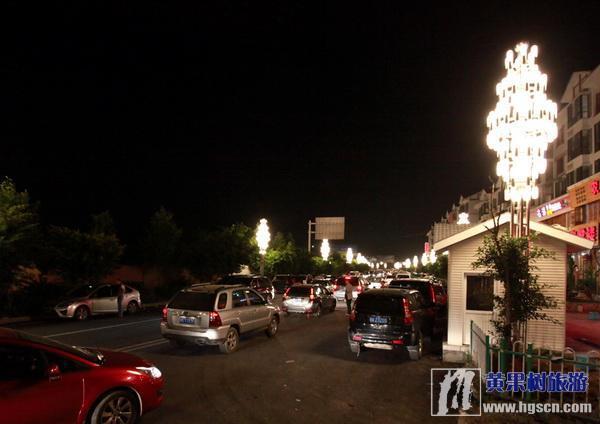 正有序离开景区的自驾车 正有序离开景区的自驾车