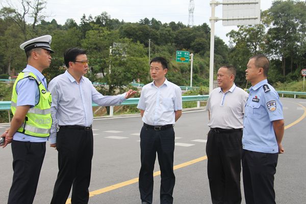 10月1日,县委书记刘建新,县长茹捷,副县长邰文福到各执勤点现场指导国庆节期间交通安全保畅工作_副本.jpg