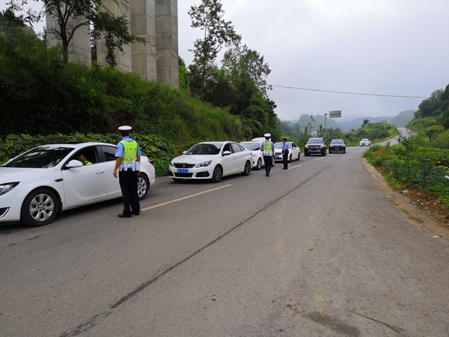 加强自驾游交通安全管理和服务 (2)_副本.jpg